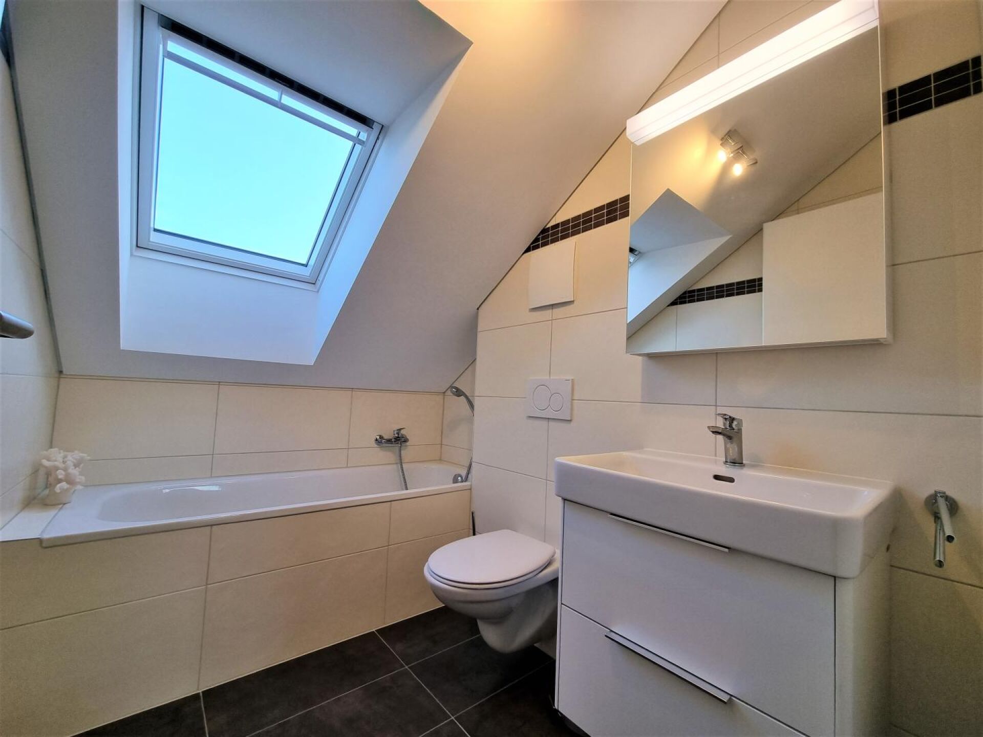 Grandcour – Appartement meublé 3.5 pièces au dernier étage